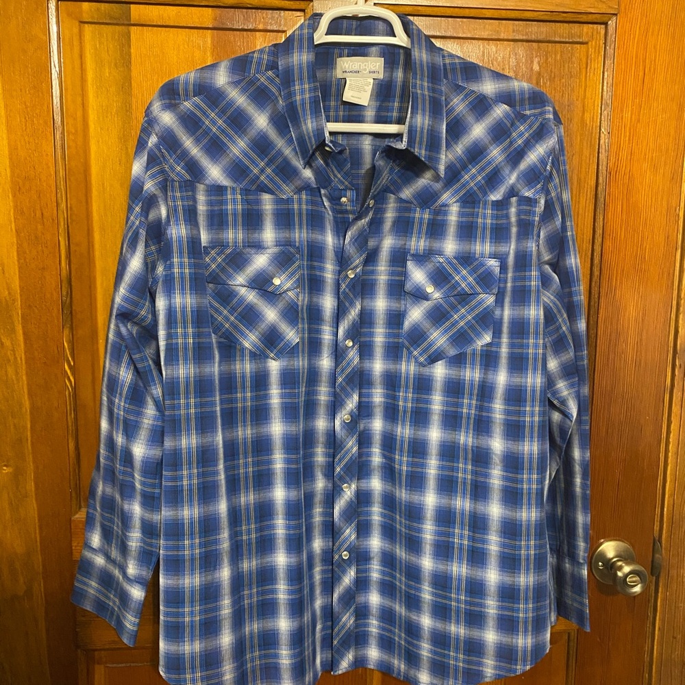 Wrangler Blue and White Plaid Button Down Shirt